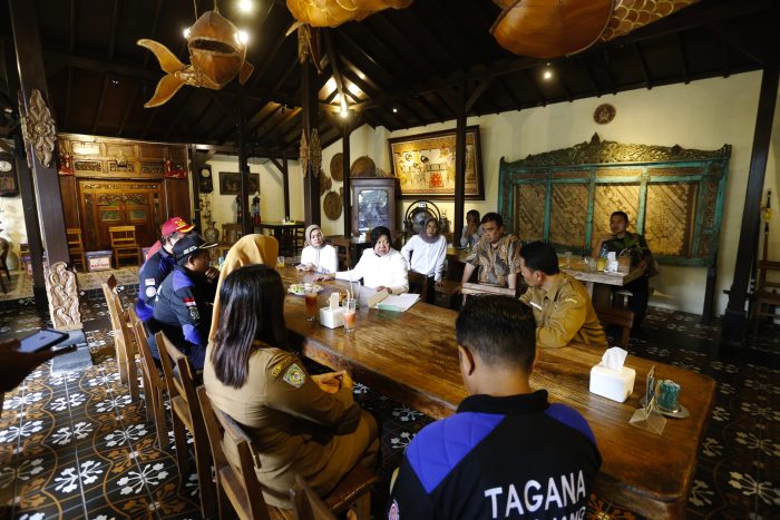 Mensos Risma Beri Santunan Ahli Waris Korban Banjir Lahar Dingin Semeru