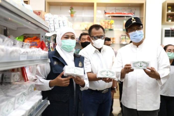 Gubernur Khofifah bersama Wali Kota Pasuruan, Yusuf saat meninjau produk Bipang Jangkar | Istimewa