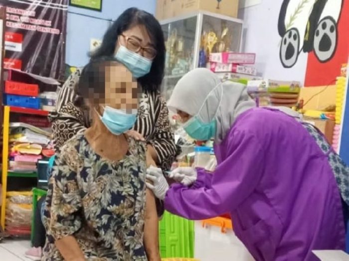 Ilustrasi pemberian vaksin bagi Lansia | dok. Pemkot Surabaya | Bicara Indonesia