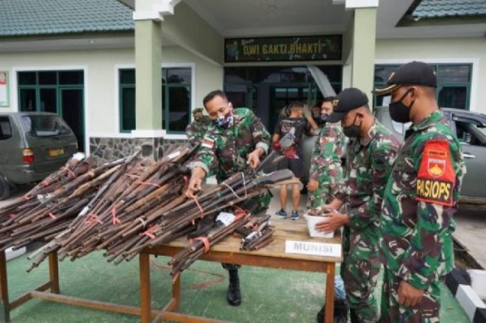 Penyerahan ratusan senjata api rakitan dan amunisi kepada Denpal XII/1 Sintang | Foto: Puspenad