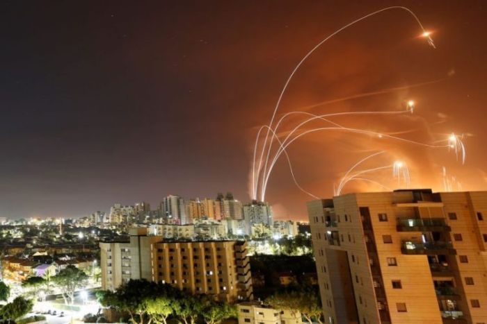 Garis cahaya terlihat saat sistem anti-rudal Iron Dome Israel mencegat roket yang diluncurkan dari Jalur Gaza menuju Israel, seperti yang terlihat dari Ashkelon, Israel 12 Mei 2021. REUTERS/Amir Cohen