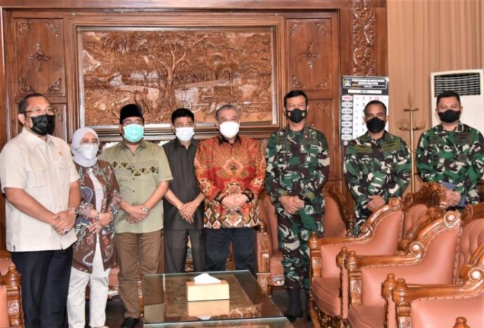 Pangkoarmada II bersama jajarannya saat melakukan kunjungan kerja ke Ketua DPRD Jatim | Foto: Dispen Koarmada II | Bicara Indonesia