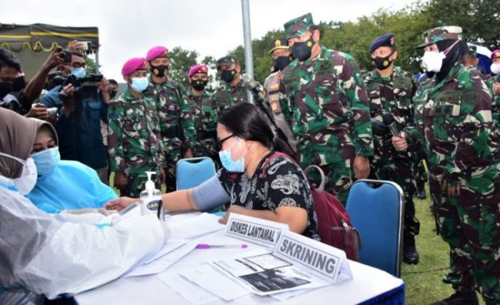 Serbuan vaksinasi Covid-19 berlangsung di Lapangan Prapat Kurung Surabaya, Jawa Timur, Kamis (24/6/2021) | dok/photo: Dispen Koarmada II