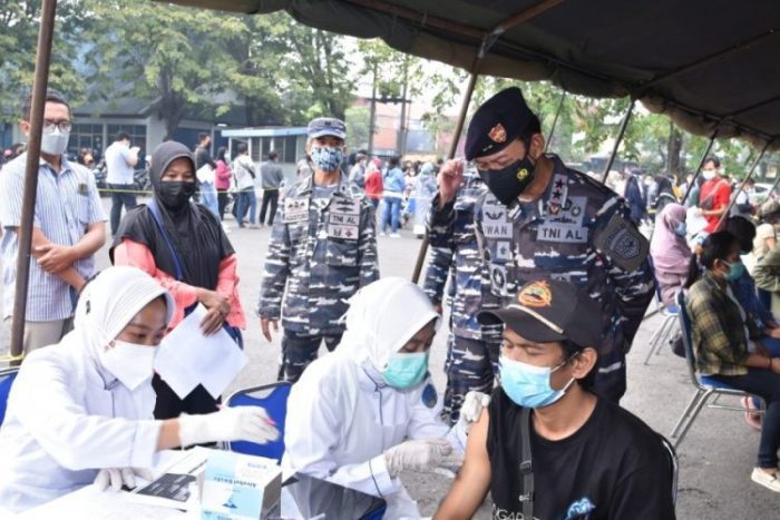 Serbuan vaksinasi masyarakat maritim di kawasan niaga Jalajaya, Kota Surabaya, Jawa Timur, Sabtu (17/7/2021) | dok/photo: Dispen Koarmada II /Bicaraindonesia