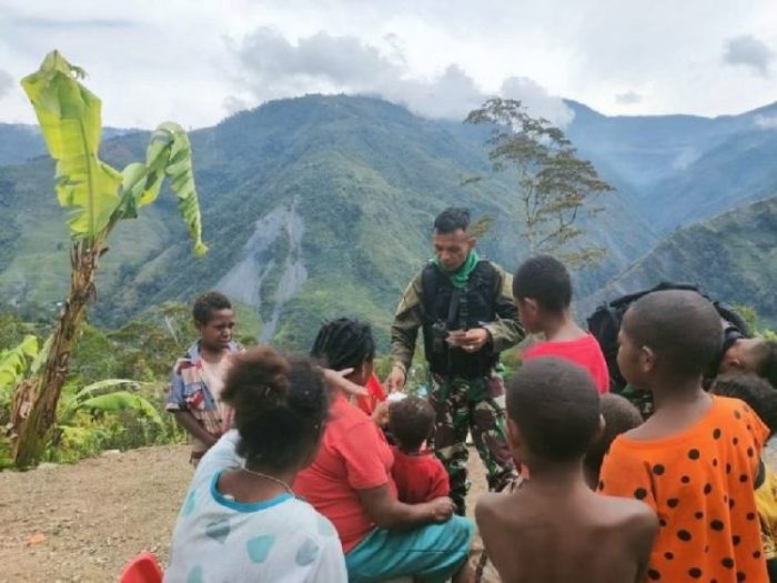 Satgas Pamrahwan Yonif RK 751/VJS Pos Tolikara saat memberikan pembekalan wawasan kebangsaan secara non formal kepada anak-anak Papua | dok/photo: Dispenad