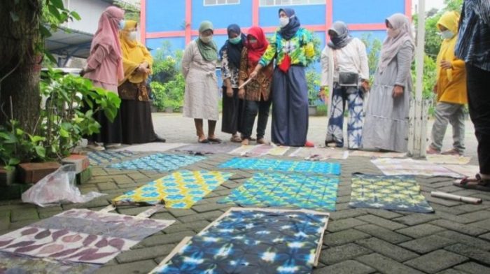 Hasil pelatihan batik shibori dan ecoprint oleh anggota KSM Srikandi Kreatif Kecamatan Pakal, Kota Surabaya | dok/photo: Ist