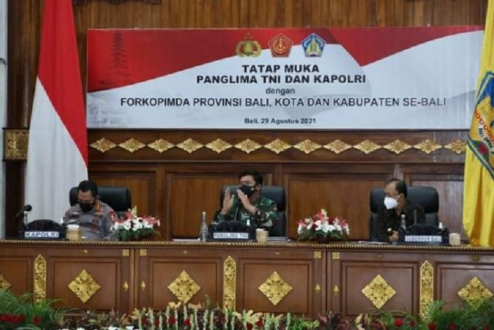 Panglima TNI Marsekal TNI Hadi Tjahjanto, bersama Kapolri Jenderal Pol Listyo Sigit Prabowo, saat memimpin diskusi terkait penanganan Covid-19 dan tatap muka di Bali, Minggu (29/8/2021) | dok/photo: Puspen TNI