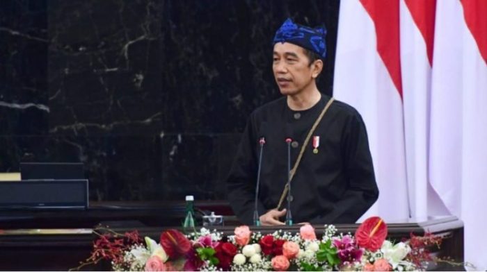 Presiden Jokowi mengenakan pakaian adat Suku Baduy saat menyampaikan pidato dalam Sidang Tahunan MPR RI tahun 2021 dan Sidang Bersama DPR RI dan DPD RI | dok/photo: BPMI Setpres
