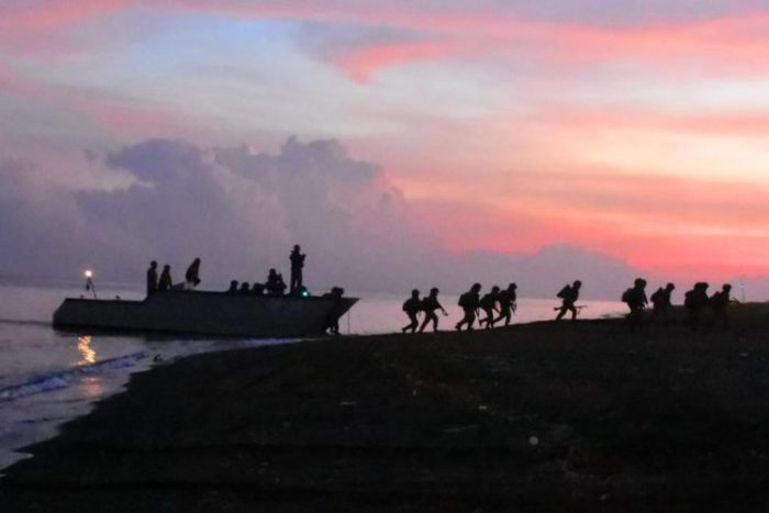 Prajurit Pasmar 2 Korps Marinir melaksanakan pendaratan di Pantai Banongan | dok/photo: Dispen Kormar