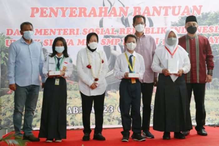 Menteri Sosial Tri Rismaharini saat menyerahkan bantuan gadget kepada para pelajar di kawasan Dolly Surabaya | dok/photo: Humas Kemensos