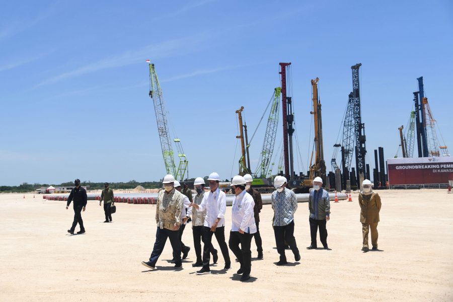 Presiden Jokowi dalam acara groundbreaking pembangunan smelter PT Freeport Indonesia, KEK Gresik, Jatim, Selasa (12/10/2021) dok/photo: Foto: BPMI Setpres