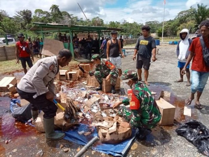 Proses pemusnahan ribuan botol miras | dok/photo: tni.mil.id /Bicara Indonesia