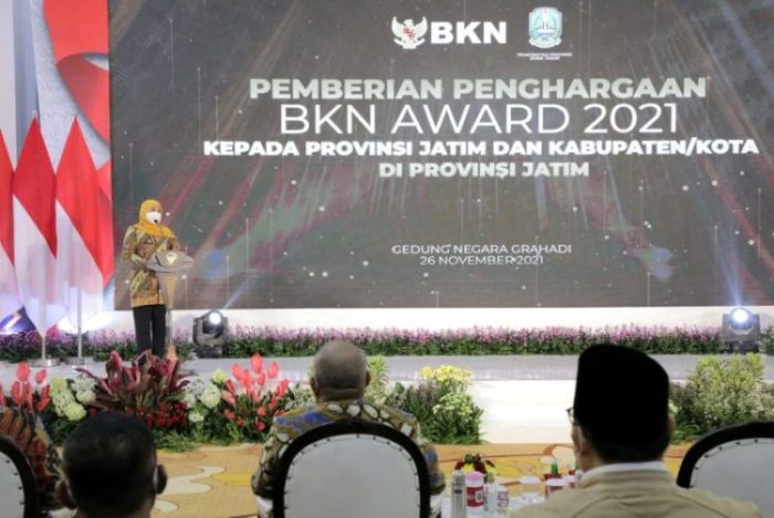 Gubernur Jatim Khofifah Indar Parawansa saat acara penyerahan penghargaan BKN Award 2021 di Gedung Negara Grahadi Surabaya, Jumat (26/11/2021) | dok/photo: Ist /Bicara Indonesia