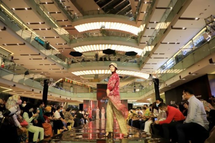 Pagelaran Surabaya Fashion Week (SFW) 2021 yang berlangsung di Main Atrium Grand City Surabaya | dok/photo: Humas Pemkot Surabaya