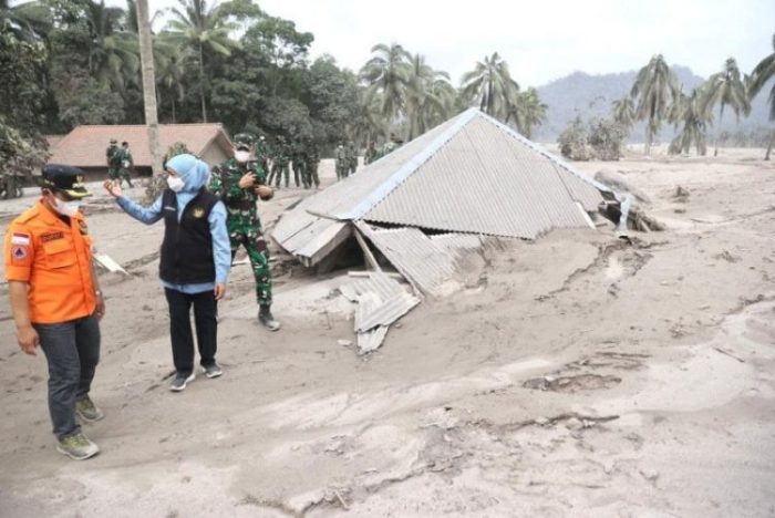 Pasca erupsi Gunung Semeru, Gubernur Jatim, Khofifah Indar Parawansa meninjau kondisi Kampung Renteng, Desa Sumber Wulu, Kecamatan Candi Puro Lumajang, Minggu (5/12/2021) | dok/photo: IG @khofifah.ip