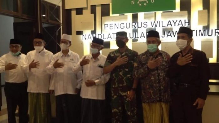 Pangdam V Brawijaya Mayjen TNI Nurchahyanto (tiga dari kanan) bersama jajaran pengurus PWNU Jatim | dok/photo: Ist/T1 /Bicara Indonesia