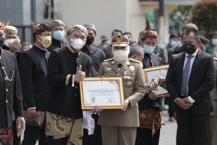 Gubernur Jatim, Khofifah Indar Parawansa (kanan) saat menyerahkan penghargaan kepada Pelindo Regional 3 | dok/photo: HD1/ Bicara Indonesia