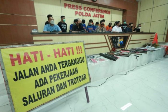 Konferensi pers ungkap kasus komplotan pencuri kabel bawah tanah | dok/photo: Istimewa /Bicara Indonesia