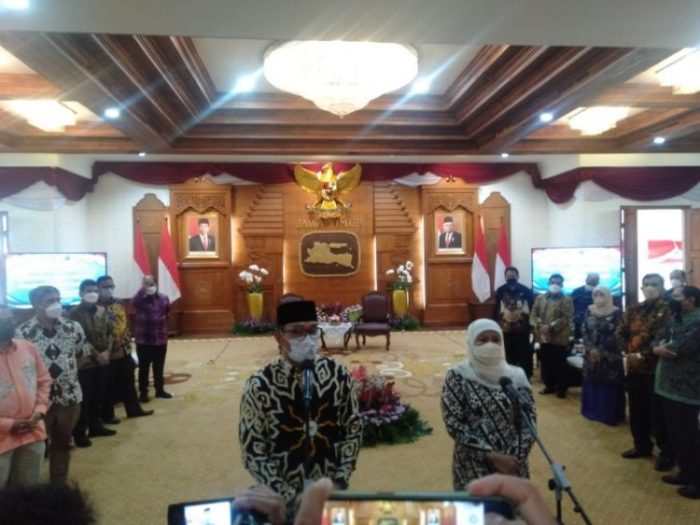 Gubernur Jatim Khofifah Indar Parawansa bersama Gubernur Jabar Ridwan Kamil usai penandatanganan kerja sama di Gedung Negara Grahadi, Surabaya, Kamis (20/1/2022) | dok/photo: Ist/HD1