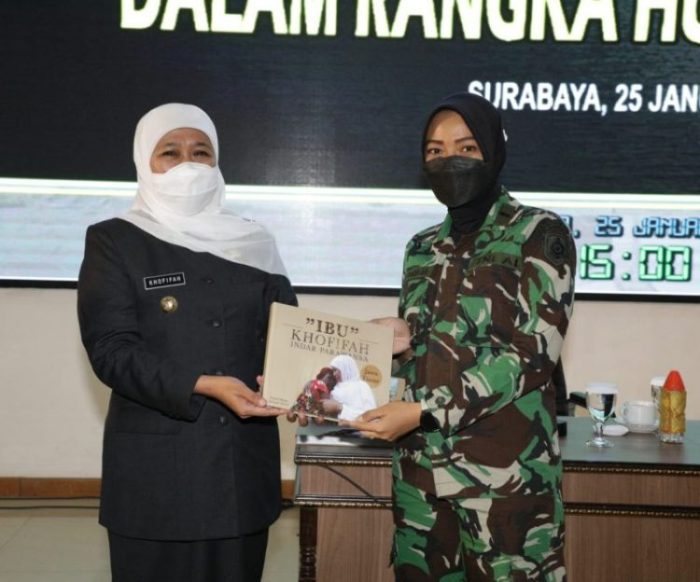 Gubernur Jatim, Khofifah Indar Parawansa (kiri) saat menghadiri acara Peringatan HUT ke-59 Kowal di Kodiklatal Surabaya, Selasa (25/1/2022) | dok/photo: Ist