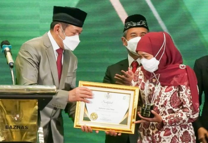 Gubernur Jatim, Khofifah Indar Parawansa saat menerima penghargaan BAZNAS Award 2022 | dok/photo: Ist/HD1 /Bicara Indonesia