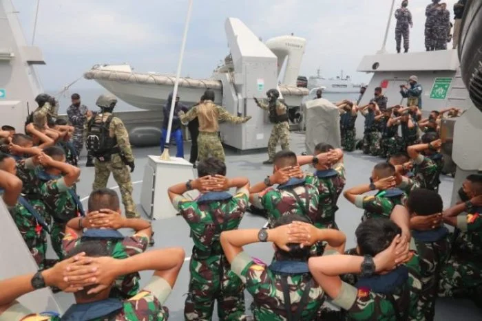 Aksi demo pembebasan sandera berlangsung di KRI Surabaya-591 | dok/photo: Dispen Koarmada II /Bicara Indonesia