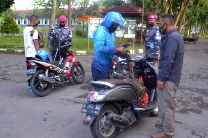 Pemeriksaan berlangsung di pos pintu masuk Kesatrian Marinir R Suhadi | dok/photo: Dispen Kormar