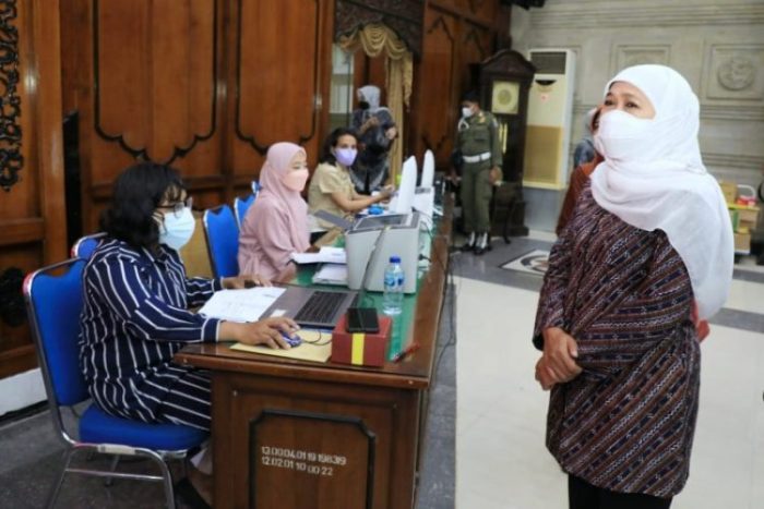 Gubernur Jatim Khofifah Indar Parawansa saat meninjau pelaksanaan vaksinasi booster bagi imam, muadzin, dan marbot di Kantor Gubernur Jatim, Selasa (22/2/2022) | dok/photo: Pemprov Jatim