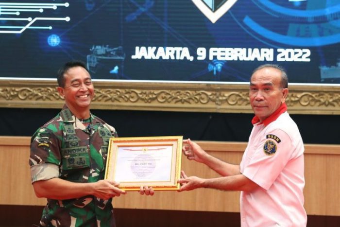 Kepala BSSN Hinsa Siburian (kanan) bersama Panglima TNI Jenderal TNI Andika Perkasa saat peluncuran MIL-CSIRT TNI di Aula Gatot Subroto Mabes TNI Cilangkap, Jakarta Timur | dok/photo: BSSN