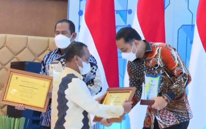 Wali Kota Surabaya Eri Cahyadi saat menerima penghargaan dari Menteri Investasi/Badan Koordinasi Penanaman Modal (BKPM) Bahlil Lahadalia di Jakarta | dok/photo: Ist