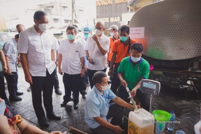 Menteri Perdagangan, Muhammad Lutfi saat meninjau ketersediaan stok dan harga minyak goreng di Pasar Tambahrejo, Surabaya, Jumat (18/2/2022) | dok/photo: Humas Kemendag RI