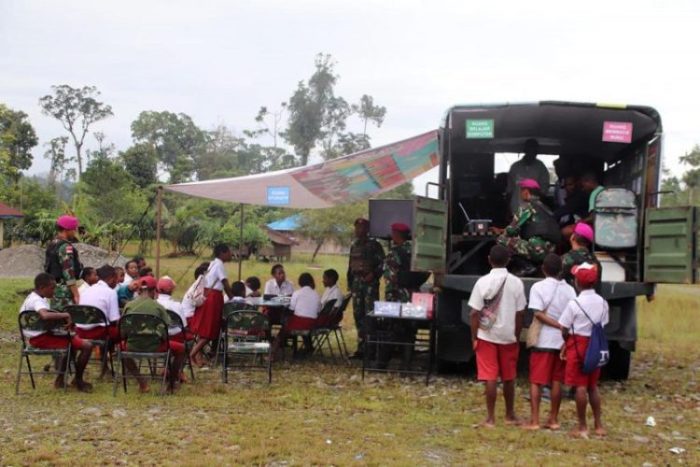 Mobil Pintar inovasi Satgas Muara dan Perairan Papua Korps Marinir menyediakan beragam buku bacaan | dok/photo: Dispen Kormar