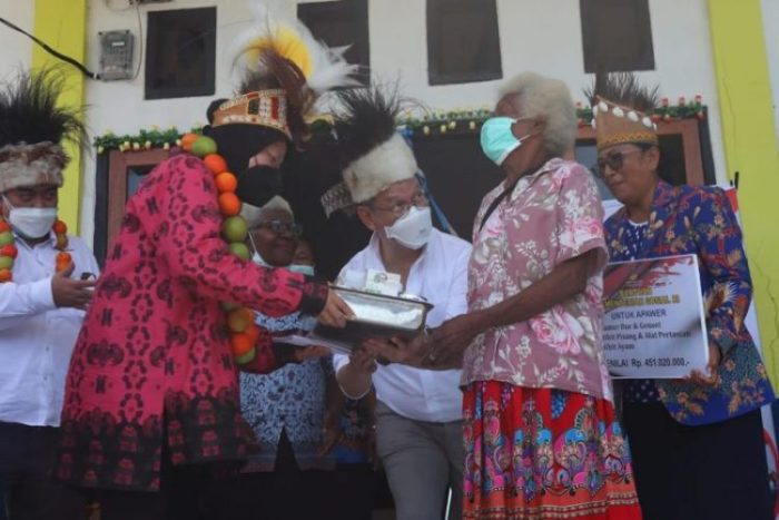 Menteri Sosial Tri Rismaharini menyerahkan sejumlah bantuan dalam kunjungan kerjanya ke Mamberamo, Papua | dok/photo: Humas Kemensos RI