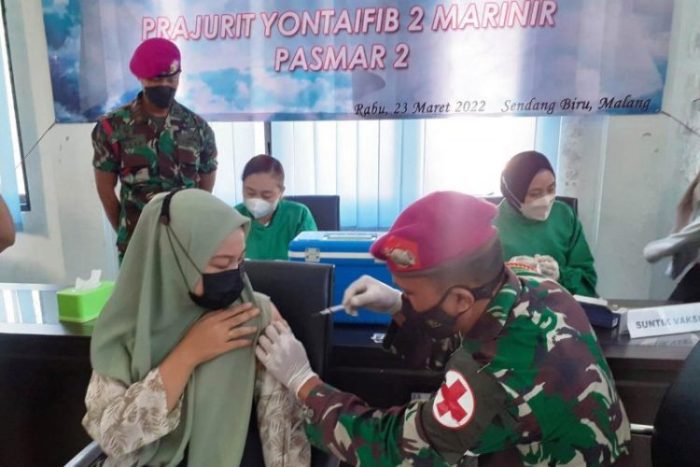 Serbuan Vaksin yang dilaksanakan prajurit Batalyon Intai Amfibi 2 Marinir Pasmar 2 | dok/photo: Dispen Kormar