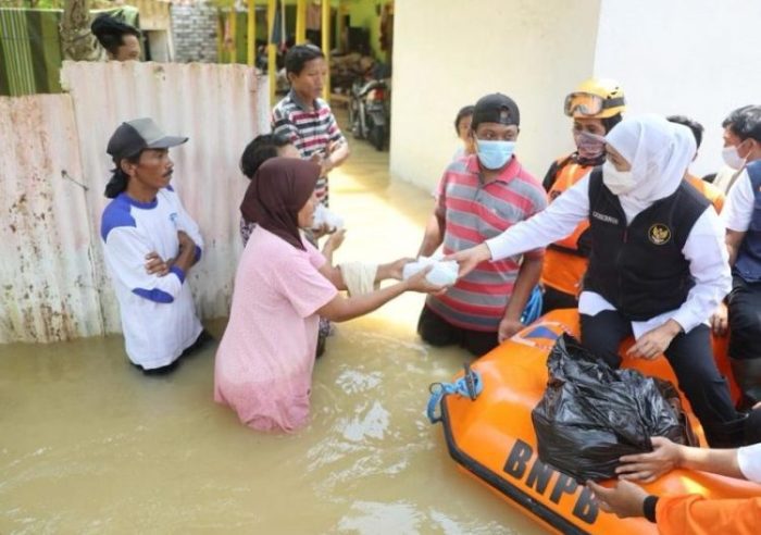 Gubernur Jatim Khofifah Indar Parawansa menaiki perahu karet saat meninjau sejumlah titik banjir di Pamekasan, Rabu (2/3/2022) dok/photo: Pemprov Jatim