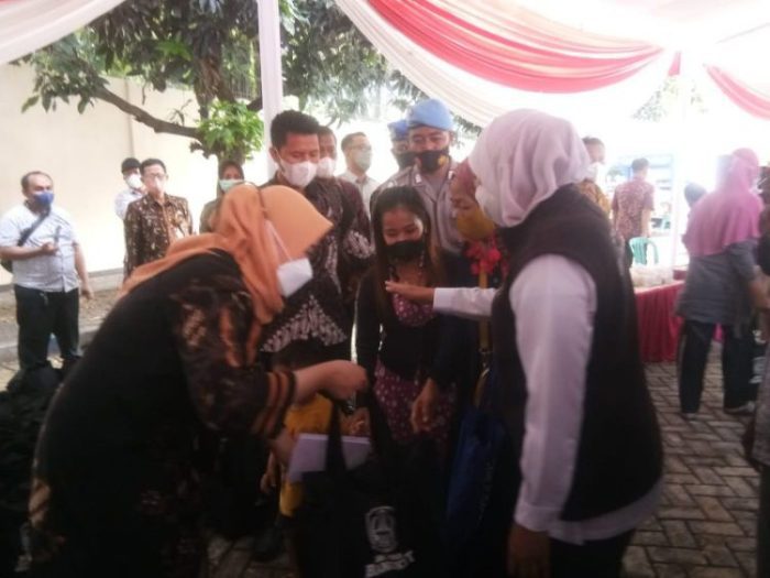 Gubernur Jawa Timur, Khofifah Indar Parawansa (kerudung putih) saat meninjau distribusi minyak goreng di Probolinggo | dok/photo: Pemprov Jatim