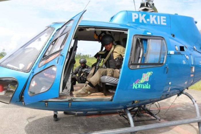 Proses evakuasi pekerja PTT (Palapa Timur Telematika) menggunakan helikopter | dok/photo: Ist