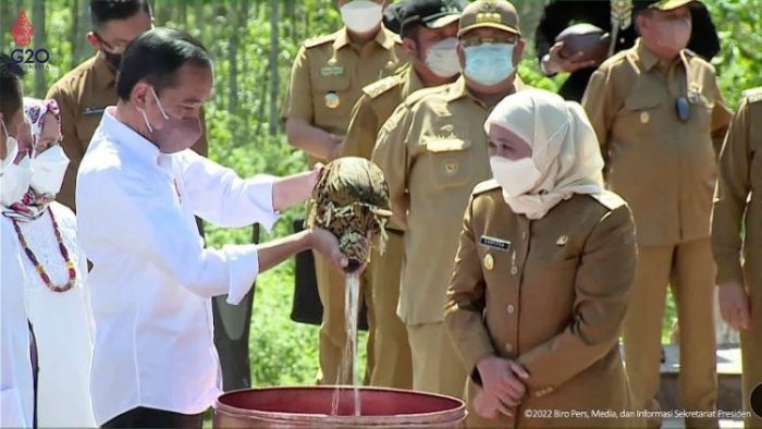 Proses penyatuan air dan tanah di Kendi Nusantara | dok/photo: Pemprov Jatim