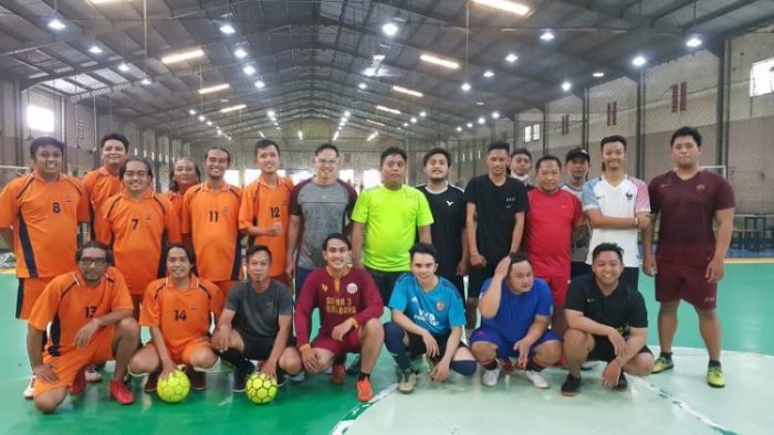 Foto bersama Tim Sepak Bola POTAS (jersey oranye) dan jajaran Kecamatan Karangpilang | dok/photo: POTAS Surabaya