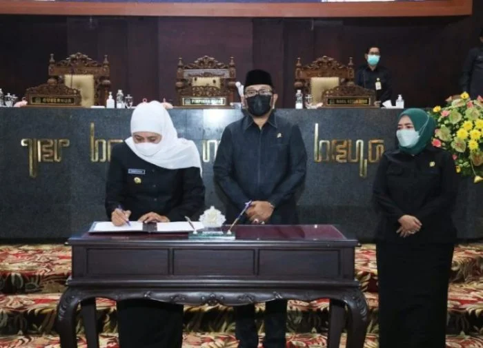 Gubernur Jatim Khofifah Indar Parawansa saat melakukan pengesahan Raperda tentang pelindungan PMI | dok/photo: Pemprov Jatim