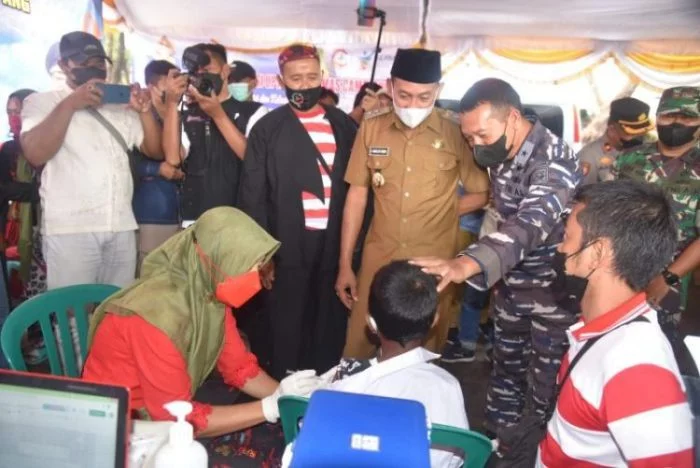 Vaksinasi Covid-19 di Kabupaten Sampang, Madura | dok/photo: Dispen Koarmada II