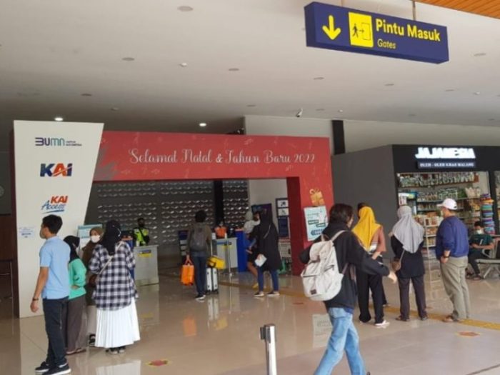 Pintu masuk kedatangan stasiun kereta api | dok/photo: Humas PT KAI Daop 8