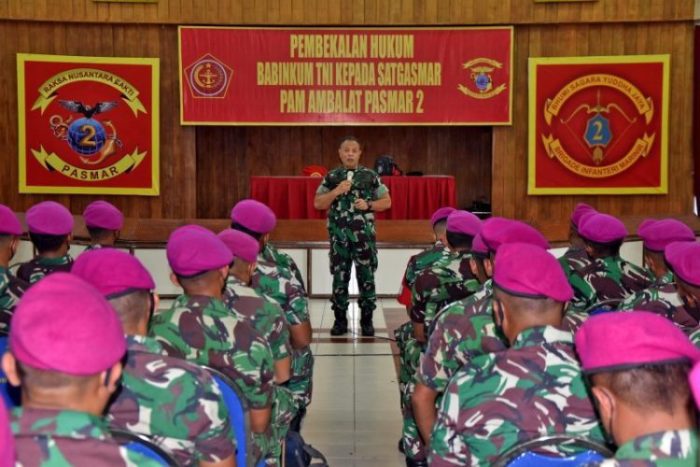 Pembekalan Hukum Humaniter diberikan Kabidkuminterham Babinkum TNI, Kolonel Laut (KH) Wensuslaus Kapo | dok/photo: Dispen Kormar