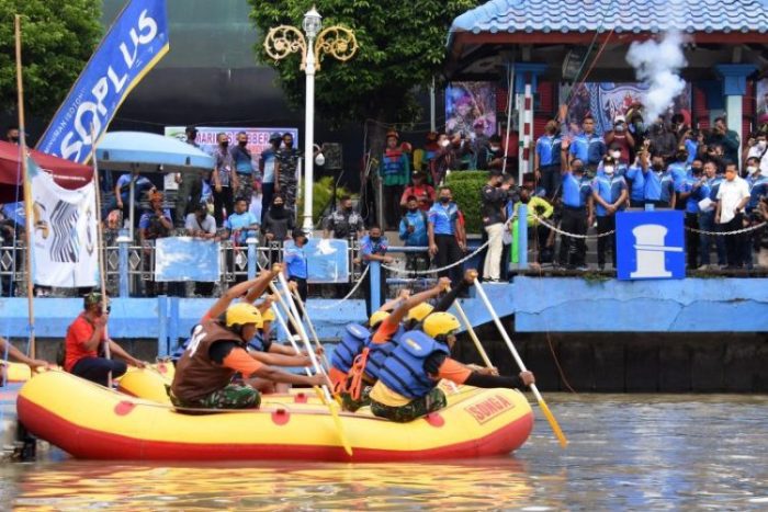 Pembukaan Lomba Marines Rubber Boat Race dan Obstacle Slalom di Sungai Kalimas Surabaya, Jumat (25/03/2022) | dok/photo: Dispen Kormar