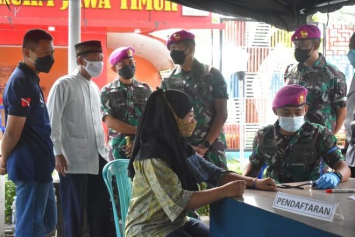 Giat vaksinasi berlangsung di area parkir Masjid Agung Surabaya | dok/photo: Dispen Kormar /Bicara Indonesia