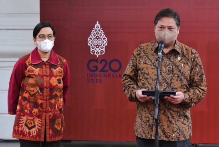Menko Ekon Airlangga Hartarto dan Menkeu Sri Mulyani memberikan keterangan pers usai Sidang Kabinet Paripurna, di Istana Negara, Jakarta, Selasa (05/04/2022) | dok/photo: Humas Setkab