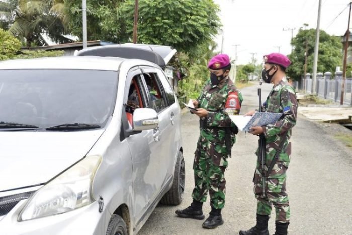 Prajurit Marinir TNI AL saat melakukan pemeriksaan di perbatasan negara | dok/photo: Dispen Kormar