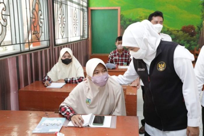 Gubernur Jawa Timur Khofifah Indar Parawansa saat meninjau Pembelajaran Tatap Muka (PTM) di Sekolah | dok/photo: Pemprov Jatim