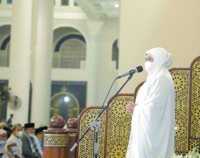 Gubernur Jatim Khofifah Indar Parawansa saat menyampaikan sambutan di Masjid Nasional Al Akbar Surabaya (MAS), Sabtu (2/4/2022) | dok/photo: Pemprov Jatim