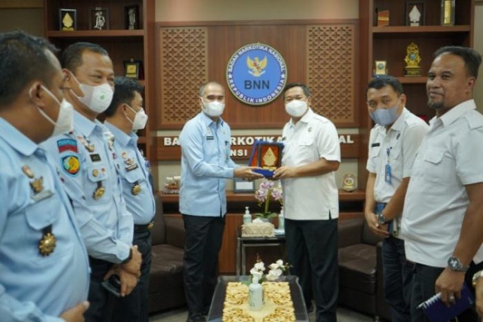 Jajaran Kanwil Kemenkumham Jatim (kiri) saat berkunjung ke kantor BNNP Jatim | dok/photo: Ist/HD1 /Bicara Indonesia